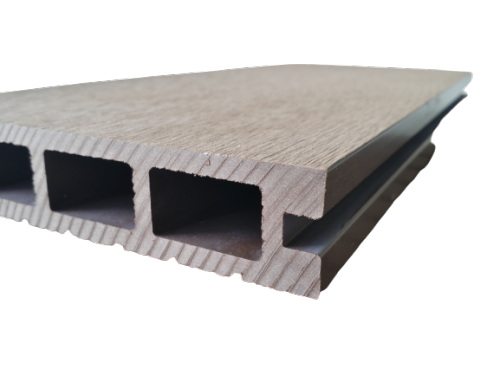 Piattaforma composita in legno di plastica grigia antiscivolo con superficie scanalata