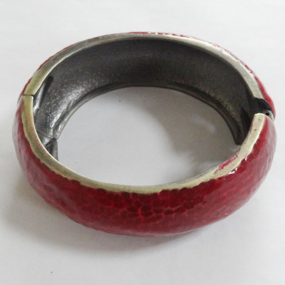 Lady's Alloy Bangle In Red Color.