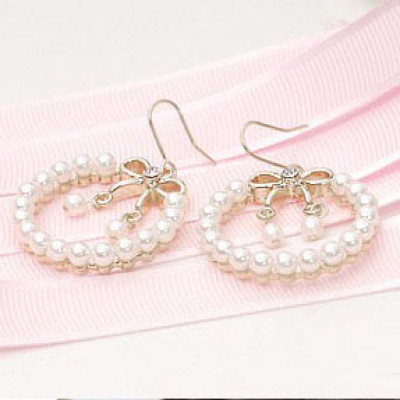 Pearl Earrings With Tiny Bow