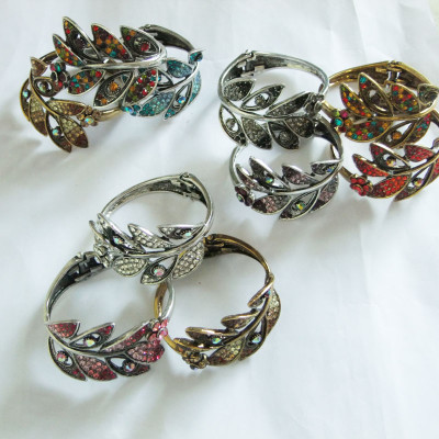 [Free Shipping]Leaf Shape Fashion Alloy Bracelet With Rhinestones