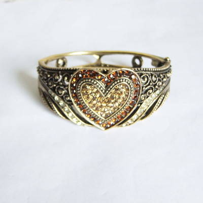 [Free Shipping] Hollow-out  Fashion Alloy Bracelet With Heart Pattern