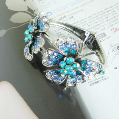 [Free Shipping]  Flower Shape Fashion Alloy Bracelet With Rhinestones