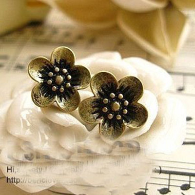 [  Free Shipping ]  Jewelry Wholesale European And American Retro Daisy Flowers Retro Earrings