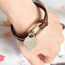 [Free Shipping]The HL01201 Korean jewelry couple models black leather peach heart bracelet unisex 10g