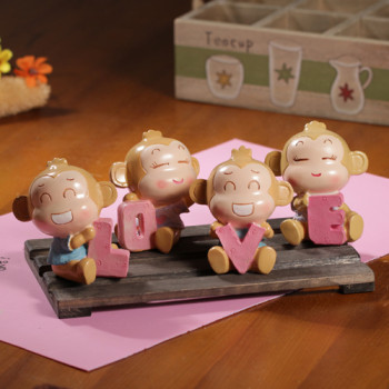the zakka grocery the LOVE Series desktop ornaments / resin doll queen LOVE Yau giggle monkey family of four