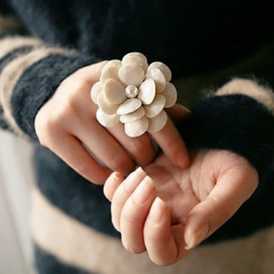 [Free Shipping]M40012 home sale! Beautiful to cream petals greatly camellias adjustable elastic ring 16g