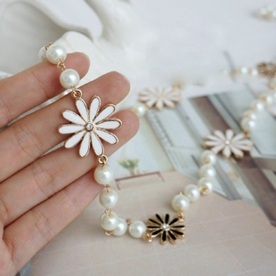 [Free Shipping]Small daisy flowers long section of the black-and-white drop of oil of the HL06907 fashion clothing accessories pearl necklace sweater chain
