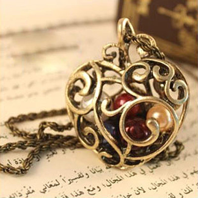 [Free Shipping]The HL04307 Europe and the United States foreign trade jewelry boutique retro hollow out peach heart carved color bead necklace sweater chain 23g