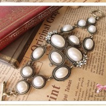 [Free Shipping] Women's European and American style luxury retro tape flower pearl bracelet