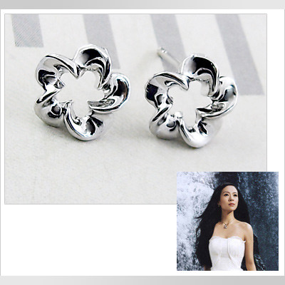 [Free Shipping] Fashion plum blossom stud earrings