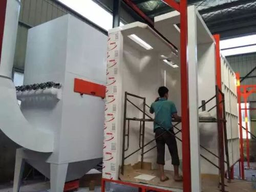 Powder paint booth with cyclone