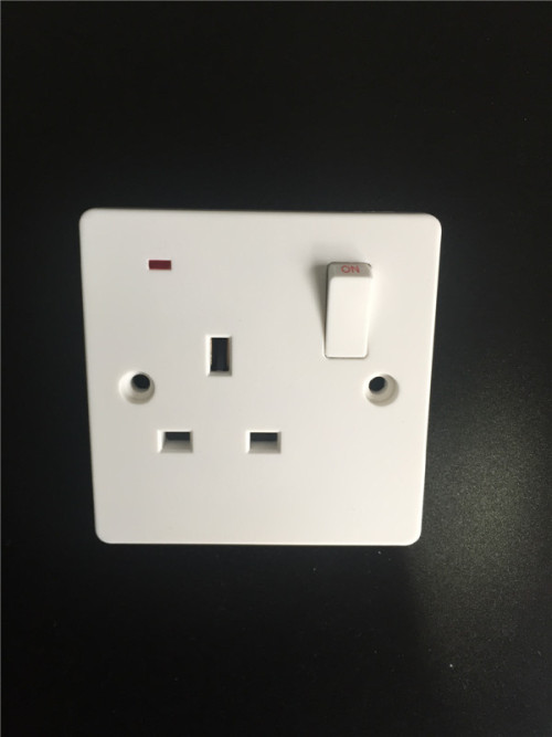 1 gang socket outlet 13A switched with neon