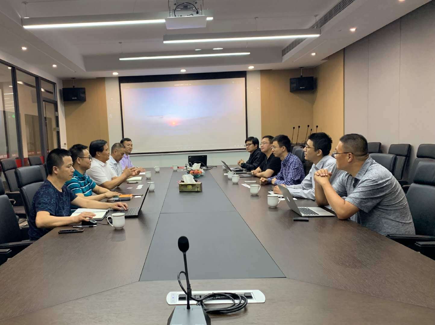 Marching towards the intelligent industry-Hangzhou Tuya Information Technology Co., Ltd. Chairman of the Board and President Chen Yihan and his party visited Hongshi