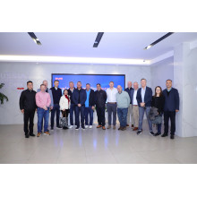 Arriving from afar, Guests from all directions