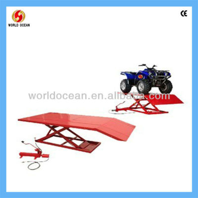 Hydraulic motorcycle lift table with manual unlock