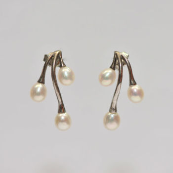 claw shap white color freshwater pearl old fashion earrings