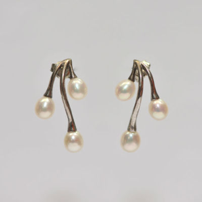 claw shap white color freshwater pearl old fashion earrings
