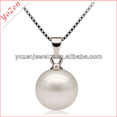 Nature white color round shape pearl pendant