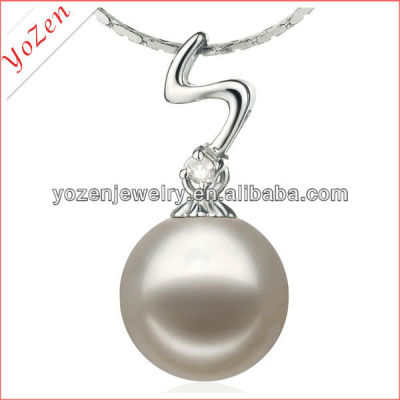 Charming white pearl pendant jewelry