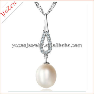 Charming Nature white freshwater pearl pendant