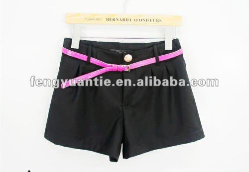 kurze Hosen des Art und Weisemädchens