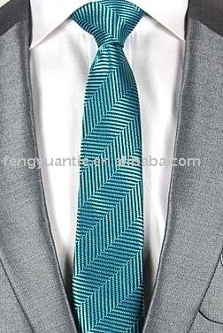編まれた絹製ネクタイ