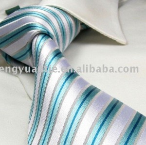 編まれた絹製ネクタイ