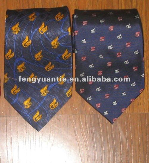 絹によって編まれるロゴのネクタイ