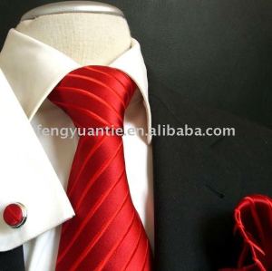 編まれた絹のネクタイ