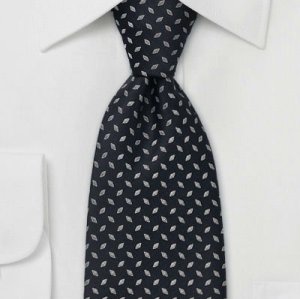 編まれた黒い絹製ネクタイ
