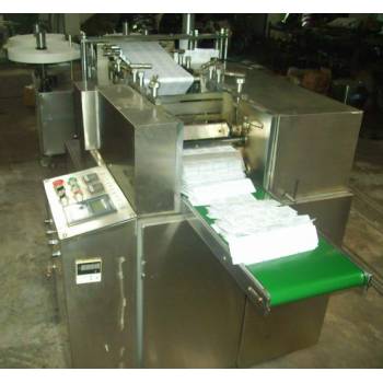 Four side sealing wet tissue folding and packing machine