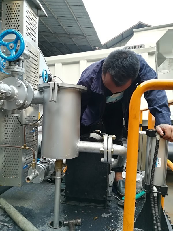 IKOM asphalt distributor and slurry seal equipment working in Indonesia