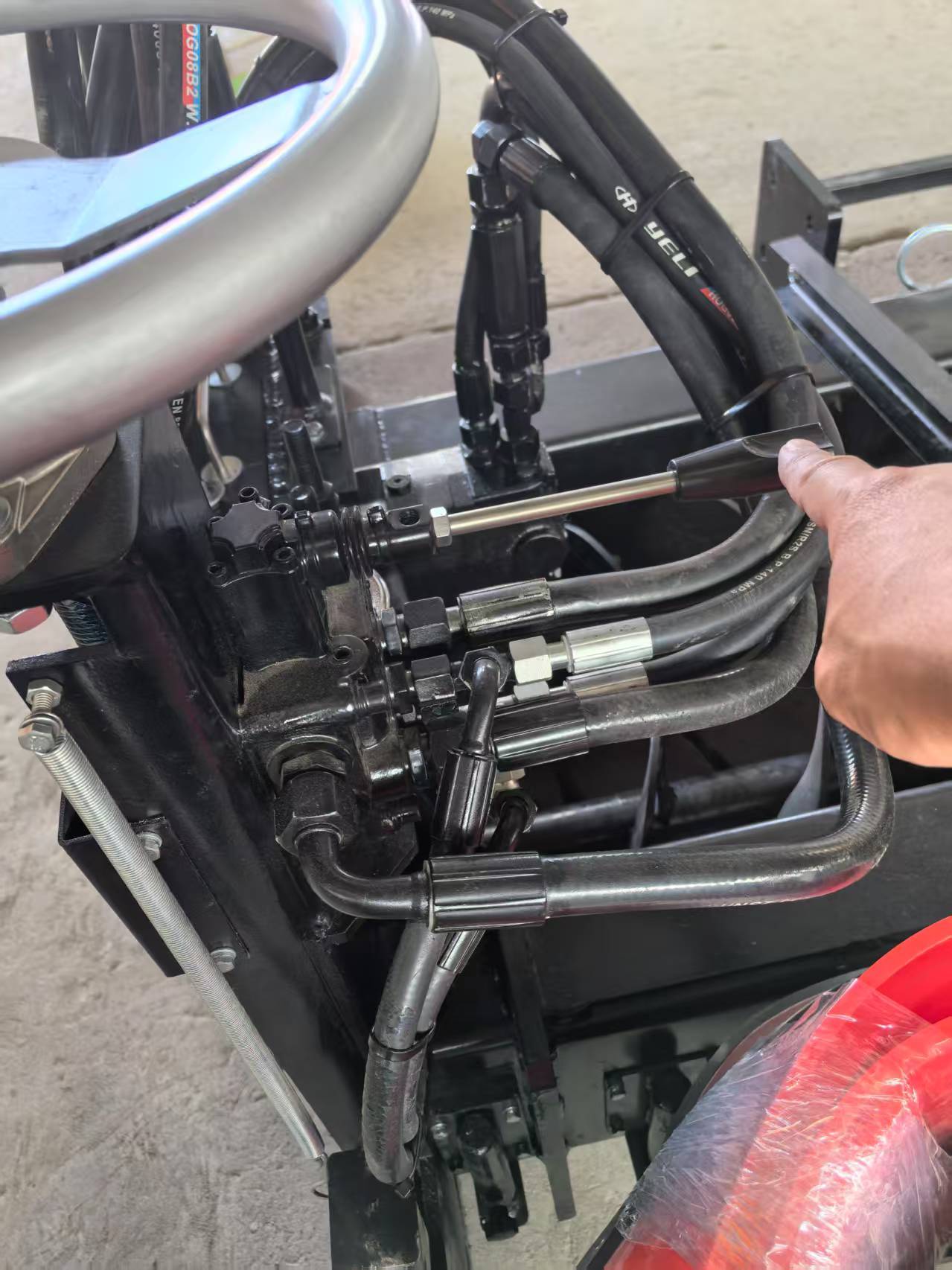 Close-up view of IKOM hydraulic telescopic paver box mechanism