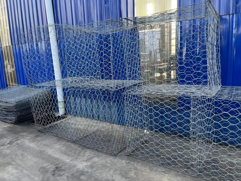 What should be done when the lid of the gabion net is not firmly covered ?