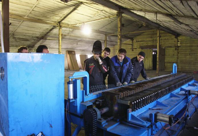 Customers learn to operate the gabion mesh bordering machine 