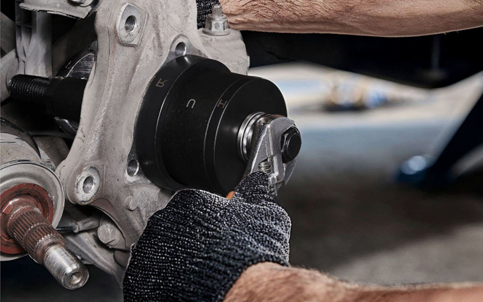 wheel hub bearing removal tool used in automotive repair workshop
