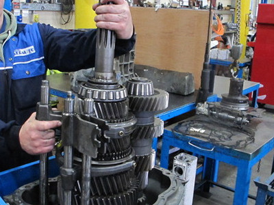 transmission rebuild service with gearbox overhaul tools