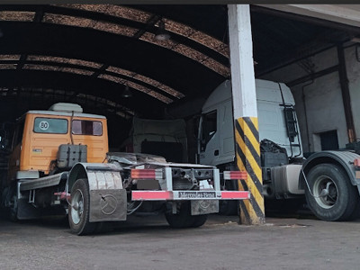 heavy truck transmission repair workshop using ZF tool kit
