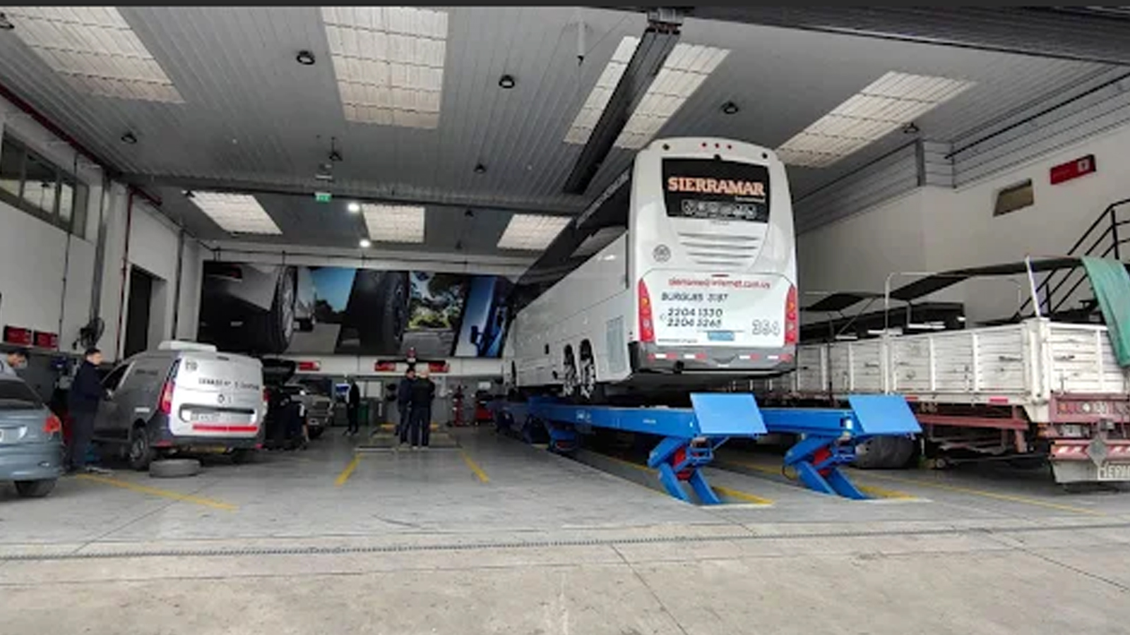 Commercial vehicle maintenance and fleet service center supporting heavy-duty vehicle repair