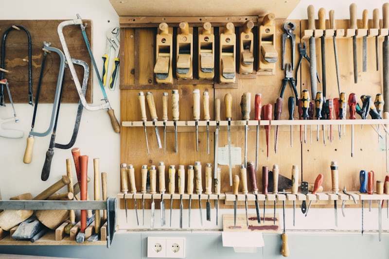 Organized workshop tools for bearing puller selection