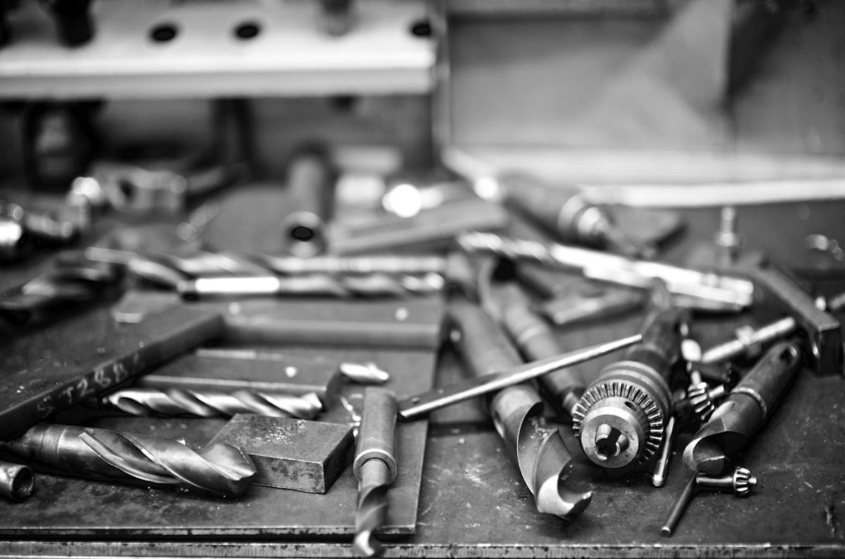 Workshop tools prepared for controlled bearing removal