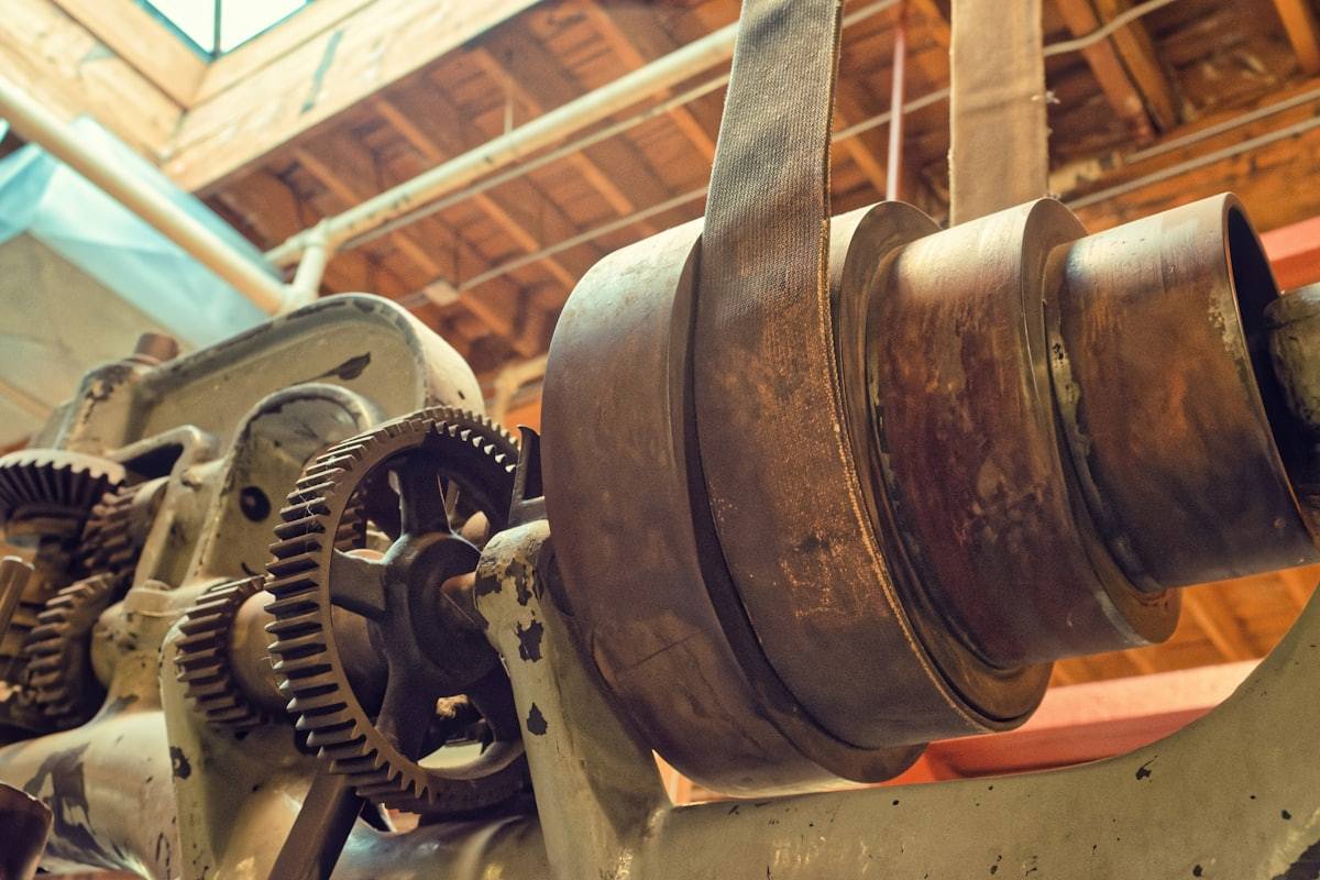 Mechanical gears illustrating controlled drivetrain component handling
