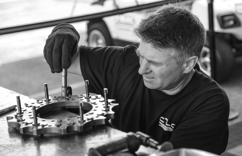 Manual vs. Hydraulic Pullers for Truck Transmission Bearings
