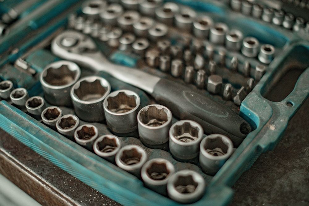 Tools organized for controlled transmission bearing removal