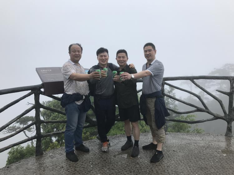 Subimos la montaña Da Ming junto con un cliente coreano