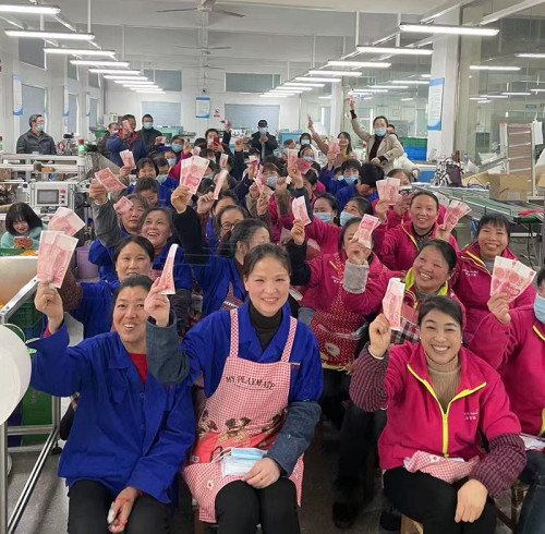 Hangzhou Fuwo Plastic Products Co., Ltd. Kicks Off 2025 with a Festive Red Packet Ceremony