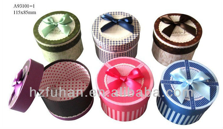 Party favors gift paper box with big ribbon for packing candy