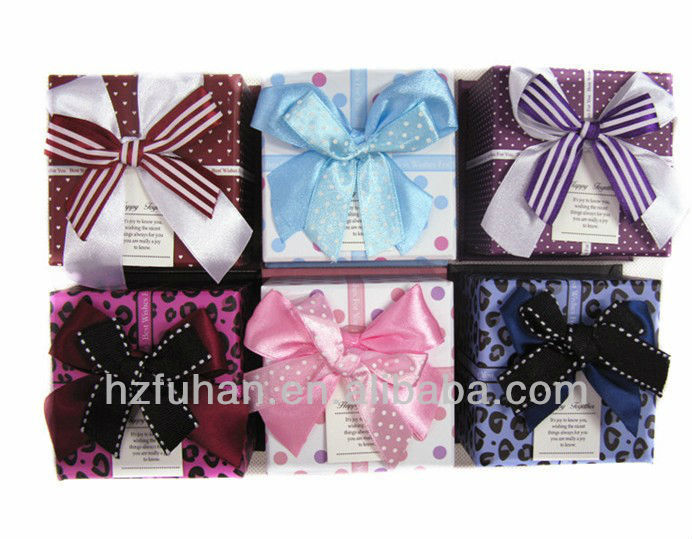 Party favors gift paper box with big ribbon for packing candy