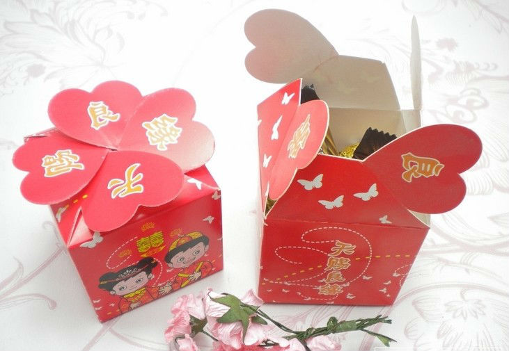 Folding paper box for packing candy