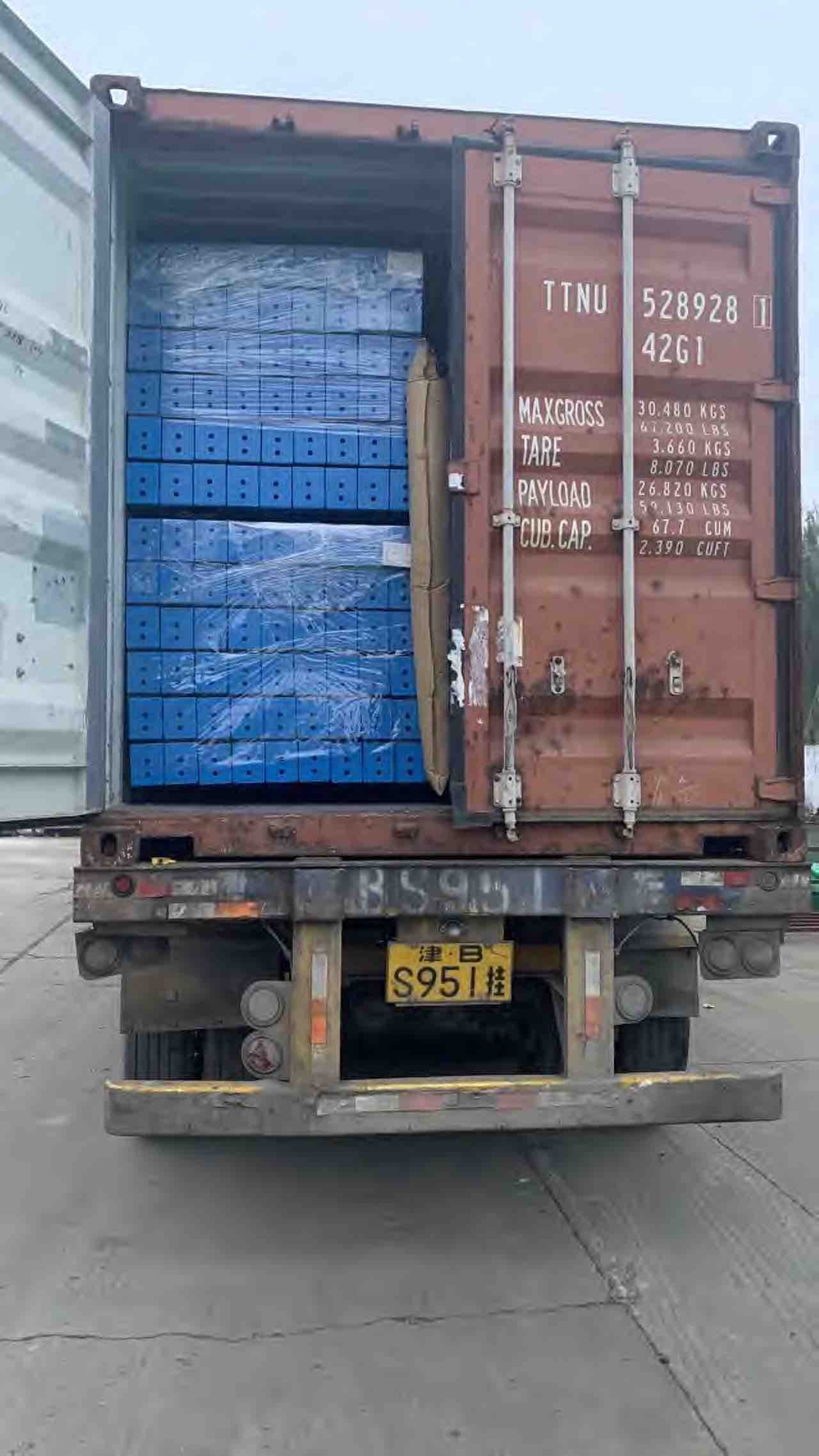 Uracking:Pallet rack on shipment